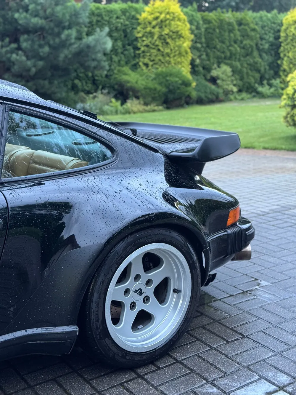 Czarne Porsche 911 po detailingu, widok z tyłu